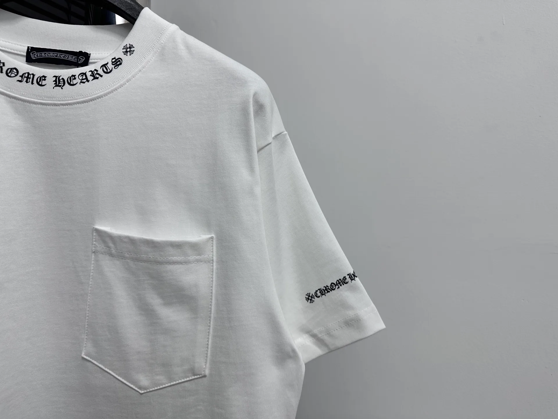 🅿️170 [Chrome heart*] Chrome heart ch 25ss early spring new style Sanskrit pocket short sleeves ·280g 100% cotton double yarn jersey fabric ·Special thickened 32 pieces of double-strand 1x1 thread in the same cylinder custom dyeing ·Double-needle stitching and cross-stitching technology ·Original main mark washed tag Color: black white Size: XS-L